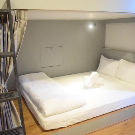 Capzule Bed Phuket Hostel Exterior photo
